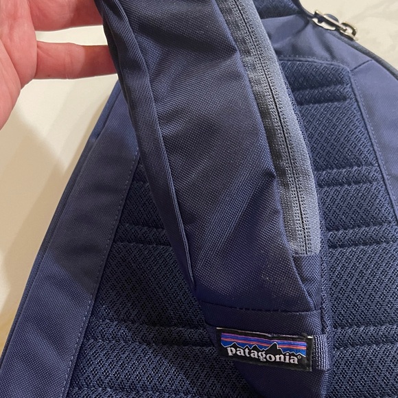 Patagonia Dark Blue Atom Sling 8L NEW with tags!! - Picture 6 of 10